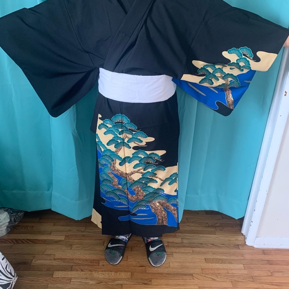 Authentic Hand Sewn Japanese Kimono - Picture 4 of 7